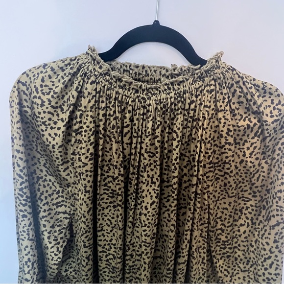 H&M sz 10 green and black subtle animal print blouse. Perfect for the office! - Picture 2 of 7